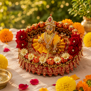 Designer Singhasan with golden and red rose flowers