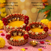 Designer Singhasan with golden and red rose flowers